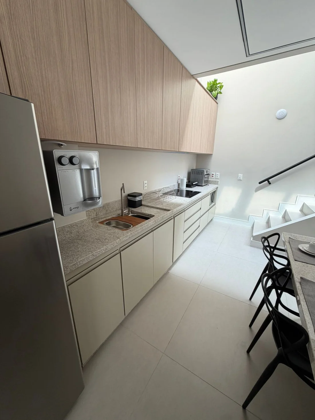 Cozinha equipada com eletrodomésticos e utensílios
